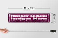 Blechschild Spruch 46x10cm hinter lustigen Mann eine Frau Dekoration