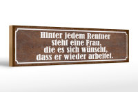 Holzschild Spruch 46x10cm hinter jedem Rentner steht Frau...