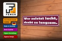 Holzschild Spruch 46x10cm Wer zuletzt lacht denkt langsam