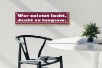Holzschild Spruch 46x10cm Wer zuletzt lacht denkt langsam