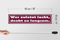 Holzschild Spruch 46x10cm Wer zuletzt lacht denkt langsam