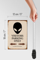 Holzschild Spruch 12x18cm Visitors Parking only Alien