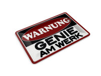 Blechpostkarte Hinweis 14x10 cm Warnung Genie am Werk Metall Deko Schild