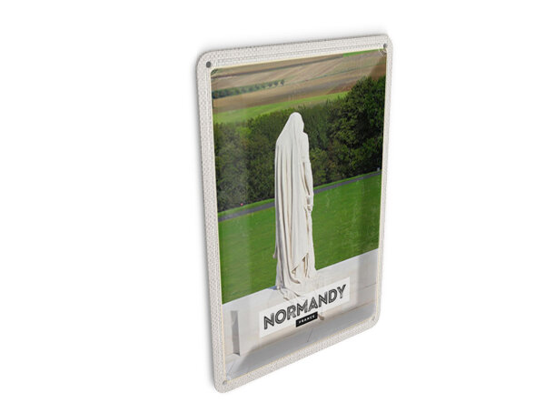 Blechpostkarte Reise 10x14 cm Normandy France Skulptur Schild