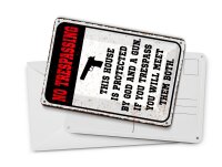 Blechpostkarte Spruch 10x14 cm No Trespassing This house ist protected Schild