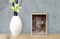 Holzschild Reise 12x18cm Skandinavien Terrasse Stuhl Tisch Blume