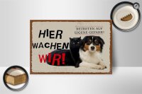 Holzschild Spruch 18x12 cm Hund Katze hier wachen wir Geschenk