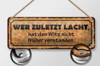 Blechschild Spruch 27x10cm zuletzt lacht Witz nicht früher Dekoration