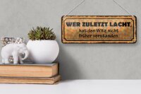 Blechschild Spruch 27x10cm zuletzt lacht Witz nicht früher Dekoration