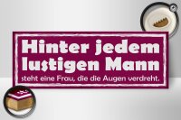 Holzschild Spruch 27x10cm hinter lustigen Mann eine Frau
