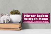 Holzschild Spruch 27x10cm hinter lustigen Mann eine Frau