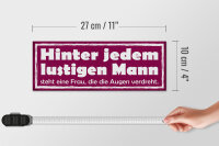 Holzschild Spruch 27x10cm hinter lustigen Mann eine Frau