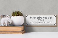 Holzschild Spruch 27x10cm hier arbeitet Chef persönlich