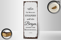 Holzschild Spruch Menschen stolpern nicht über Bergen 10x27cm