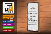 Holzschild Spruch Menschen stolpern nicht über Bergen 10x27cm