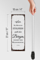Holzschild Spruch Menschen stolpern nicht über Bergen 10x27cm
