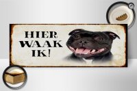 Holzschild Spruch 27x10cm holländisch Hier Waak ik Staffordshire Bull Terrier
