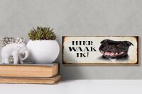 Holzschild Spruch 27x10cm holländisch Hier Waak ik Staffordshire Bull Terrier