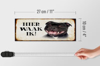 Holzschild Spruch 27x10cm holländisch Hier Waak ik Staffordshire Bull Terrier