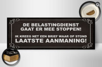 Holzschild Spruch 27x10cm De Belastingdienst gaat er mee stoppen