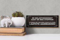 Holzschild Spruch 27x10cm De Belastingdienst gaat er mee stoppen