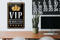 Blechschild Spruch 20x30cm VIP im Ruhestand (s/w)