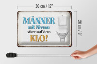 Blechschild Spruch 30x20cm Männer mit Niveau sitzen auf Klo