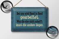 Blechschild Spruch 30x20cm bei uns Hand in Hand gearbeitet blau