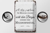 Blechschild Spruch Menschen stolpern nicht über Bergen 20x30cm