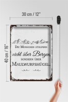 Blechschild Spruch Menschen stolpern nicht über Bergen 30x40cm