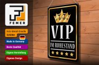 Blechschild Spruch 30x40cm VIP im Ruhestand (s/w)
