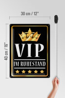 Blechschild Spruch 30x40cm VIP im Ruhestand (s/w)