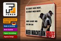 Blechschild Hinweis 40x30cm Hund Hier wacht ein Staff