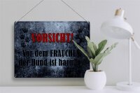 Blechschild Hinweis 40x30cm Vorsicht Frau Hund harmlos