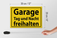 Holzschild Hinweis 30x20cm Garage Tag und Nacht freihalten