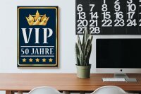 Holzschild Spruch 20x30cm VIP 50 Jahre (blau/weiß)