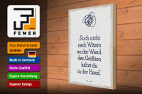 Holzschild Spruch Such nicht nach Witzen an der Wand 30x40cm