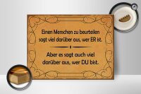 Holzschild Spruch 40x30cm Einen Menschen zu beurteilen