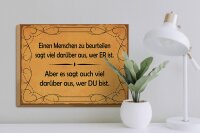 Holzschild Spruch 40x30cm Einen Menschen zu beurteilen