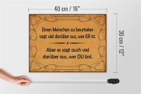 Holzschild Spruch 40x30cm Einen Menschen zu beurteilen